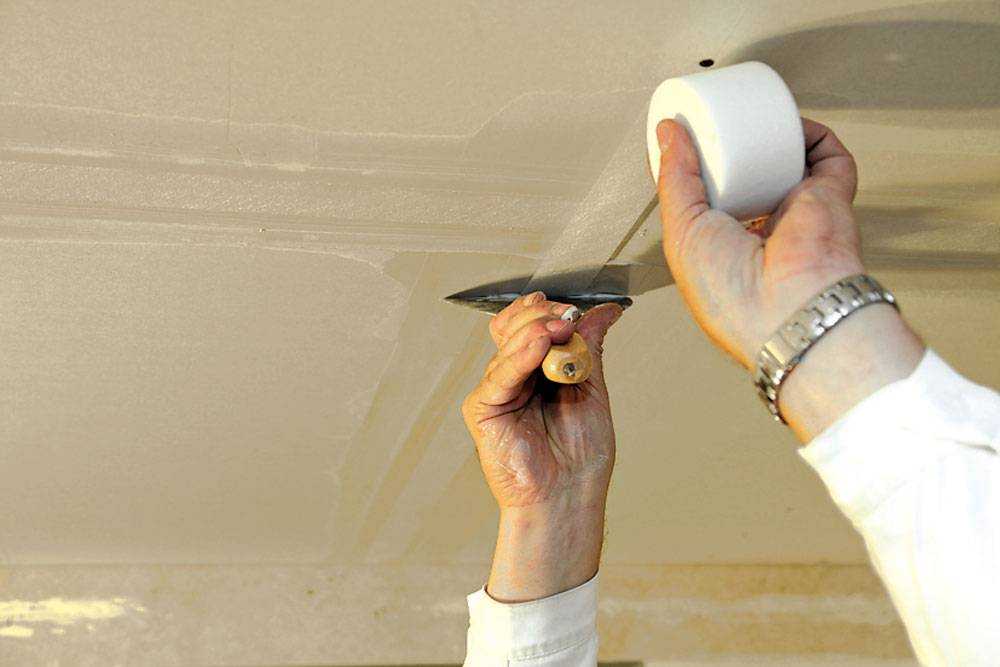 Как положить шпаклевку правильно: можно ли наносить финишную смесь на краску, плитку и потолок, и советы экспертов