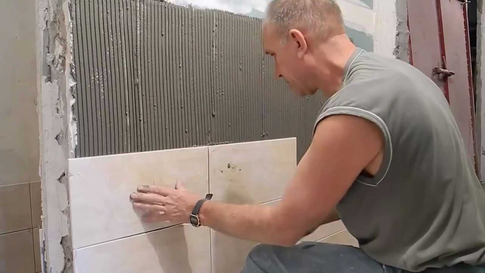 Как клеить плитку в ванной и на какой клей: укладка на стену и гипсокартон, видео-инструкция и фото