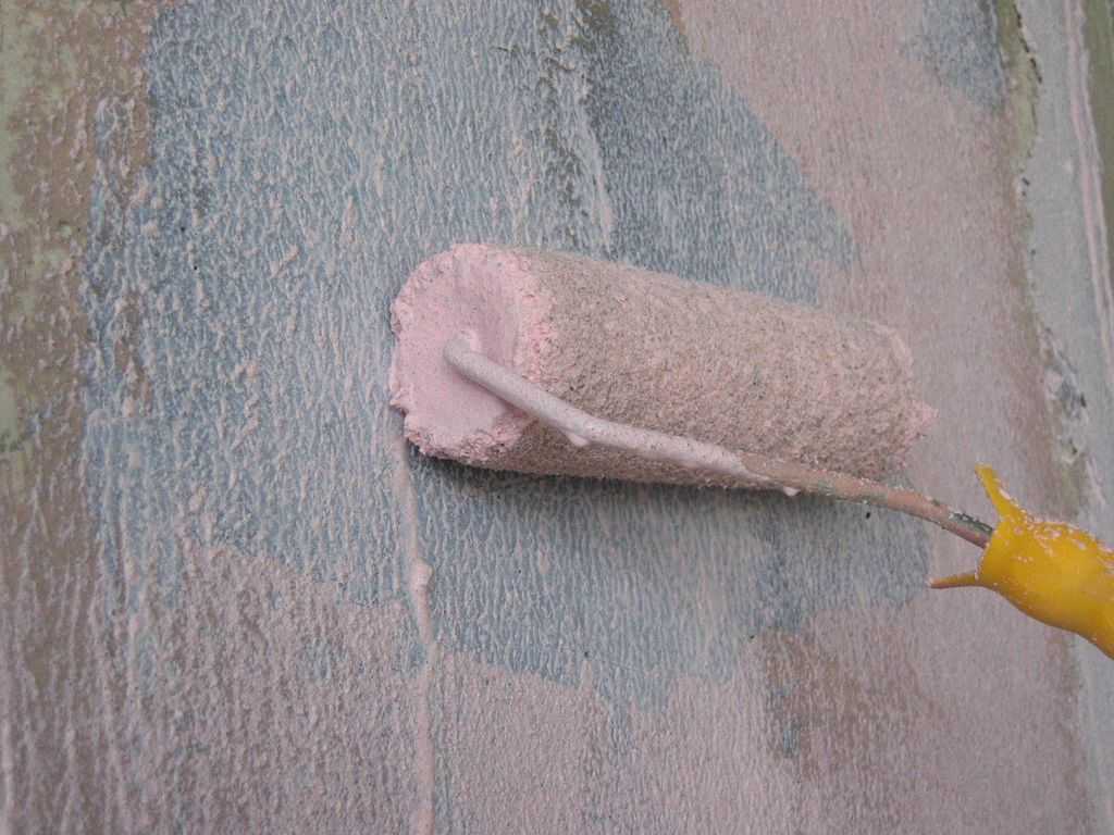 Грунтовка стен перед штукатуркой: нужно ли обрабатывать на гипсовой, кирпичной или бетонной стене перед штукатуркой, и какие требования к поверхности перед нанесением фактурной смеси