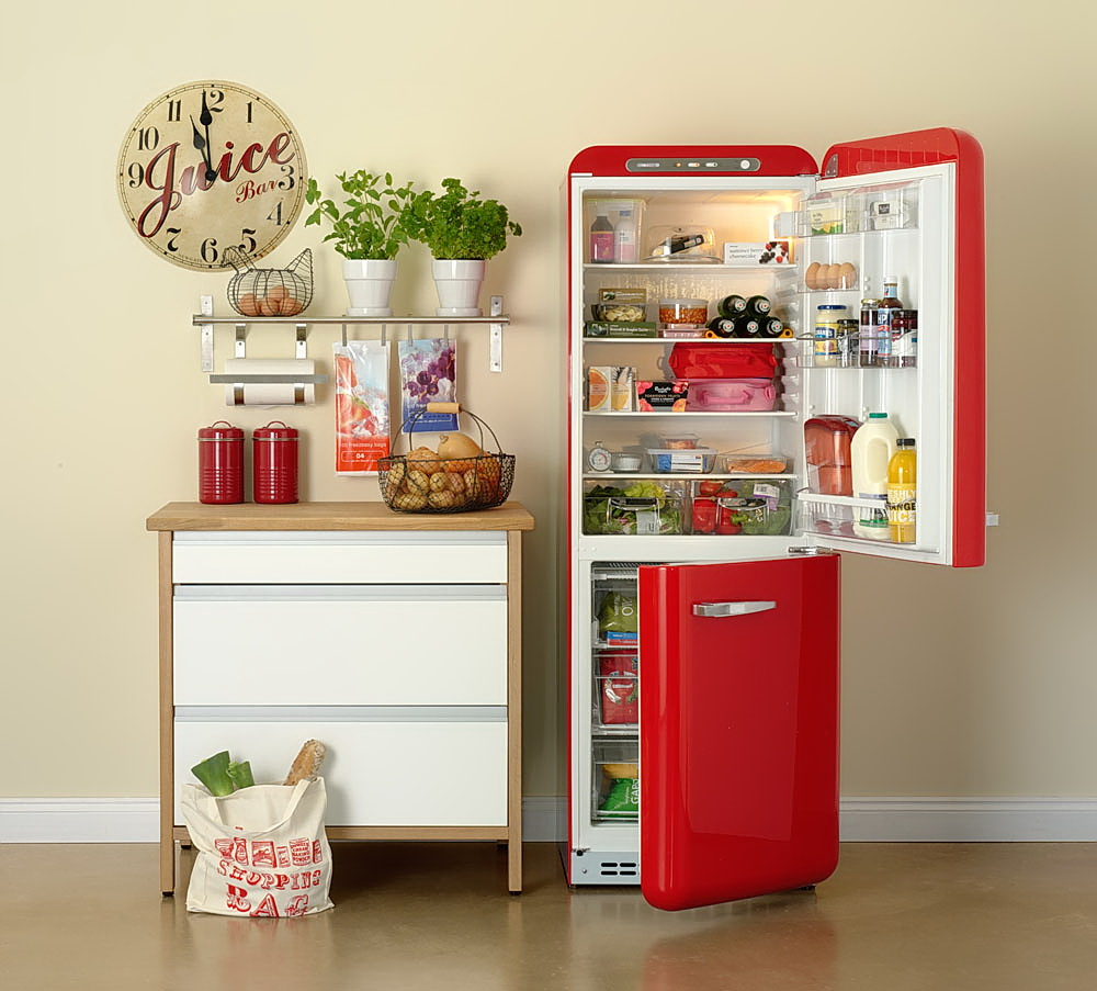 яркий холодильник в интерьере кухни