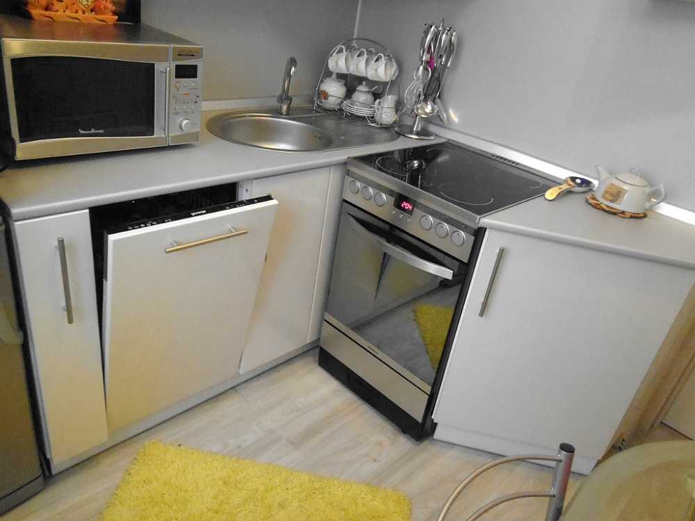 Сдвоенный смеситель для кухни: удобно ли мыть посуду под краном с двумя изливами