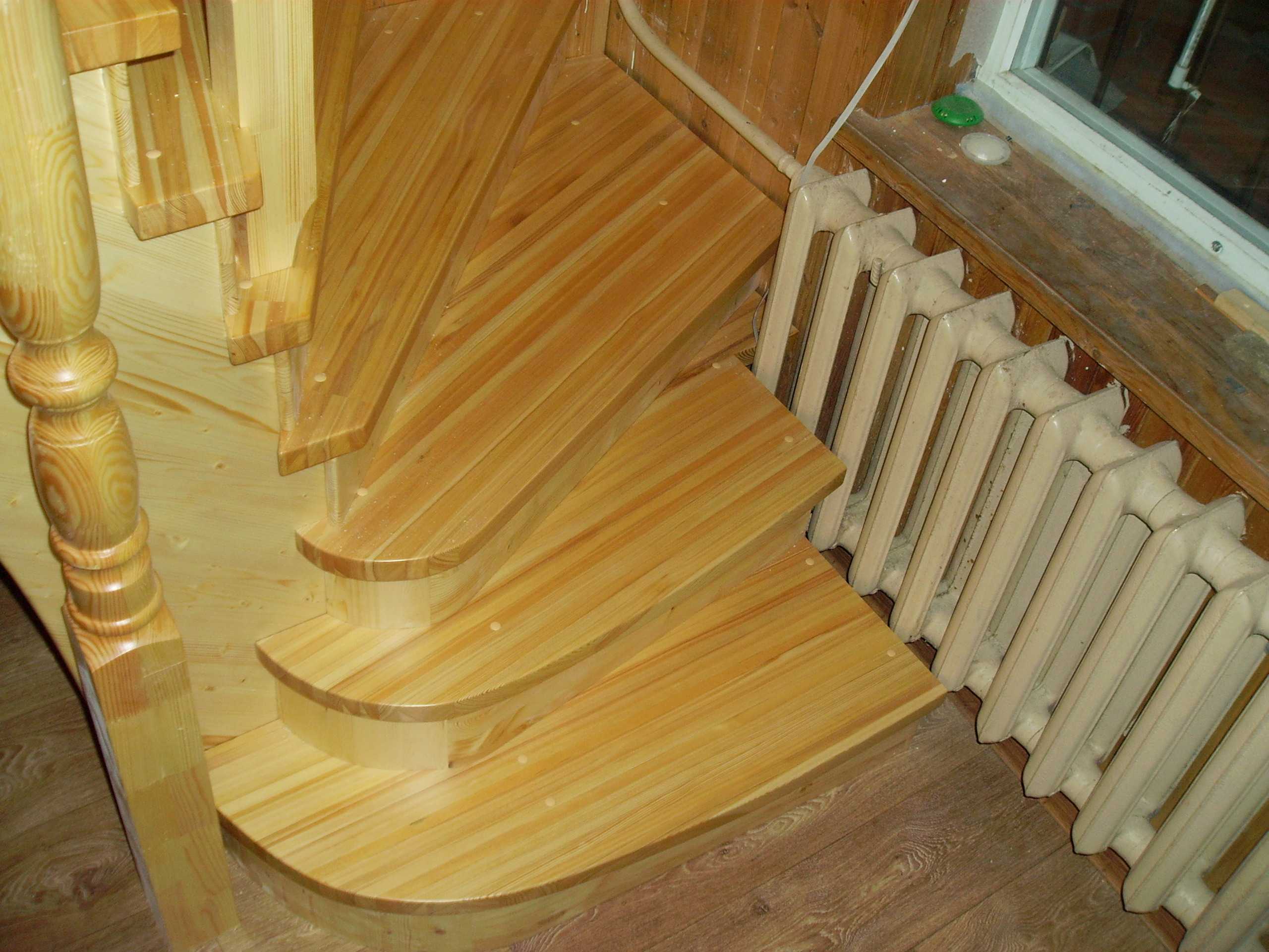 Покраска деревянной лестницы из сосны своими руками