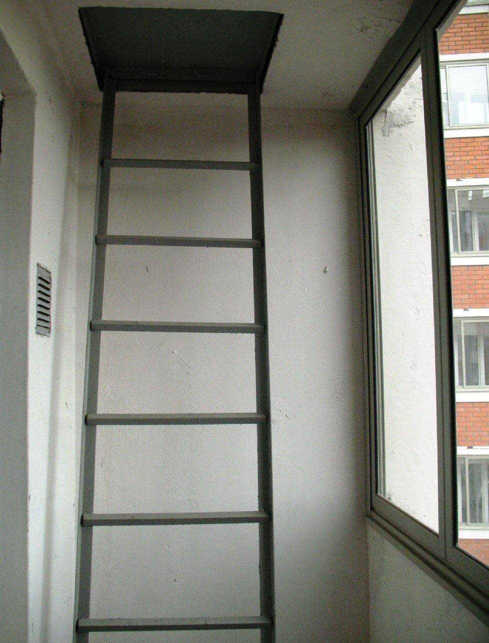 Балкон с пожарной лестницей и люком, дизайн и переоборудование, как вписать лестницу в интерьер балкона - 20 фото