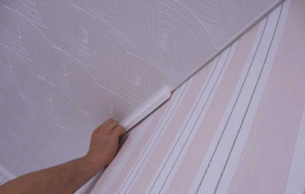 Пластиковые плинтуса для потолка: способы крепления